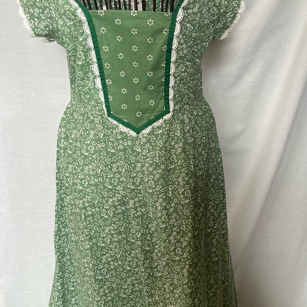 Vintage Hawaiian Dress Green Floral Arm pit to arm pit 13-14” 47-48” Long